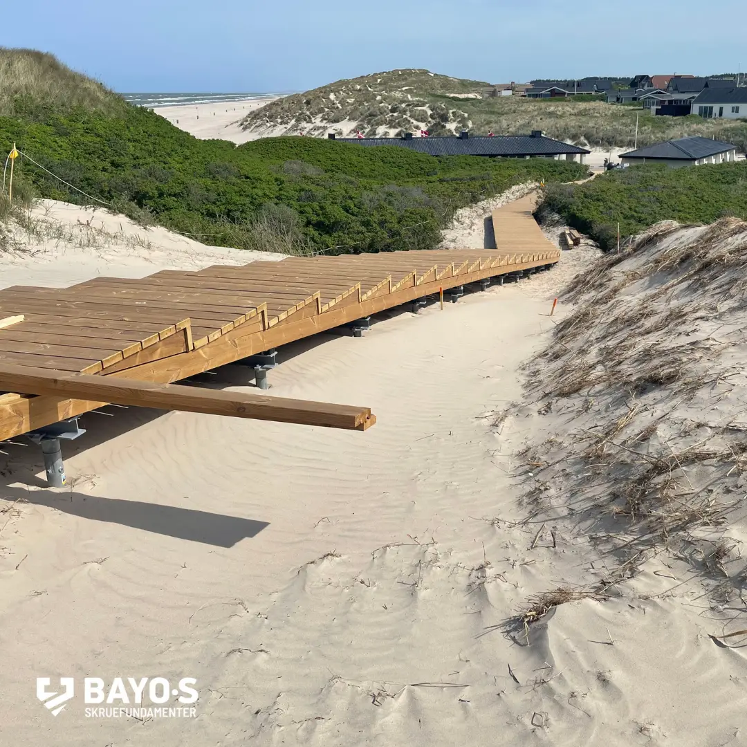 Boardwalk på skruefundamenter ned ad stranden i Blokhus